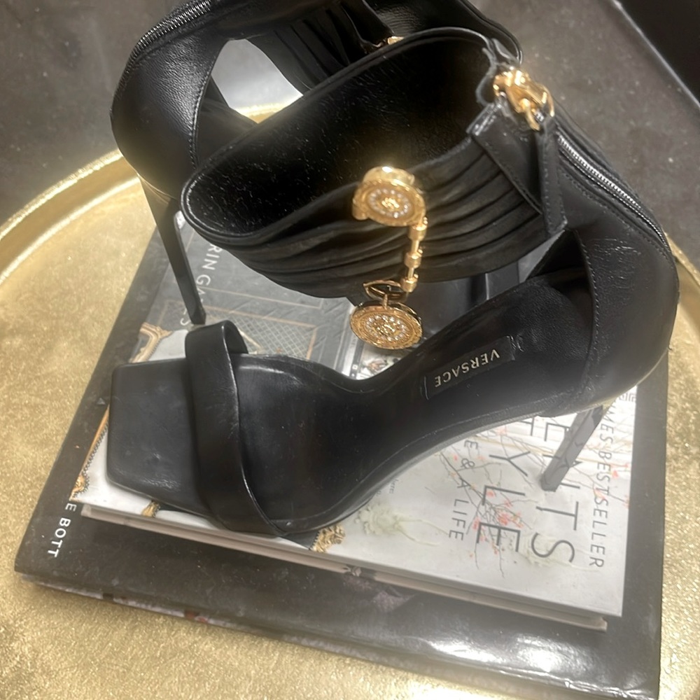 USED Versace heels Size 40